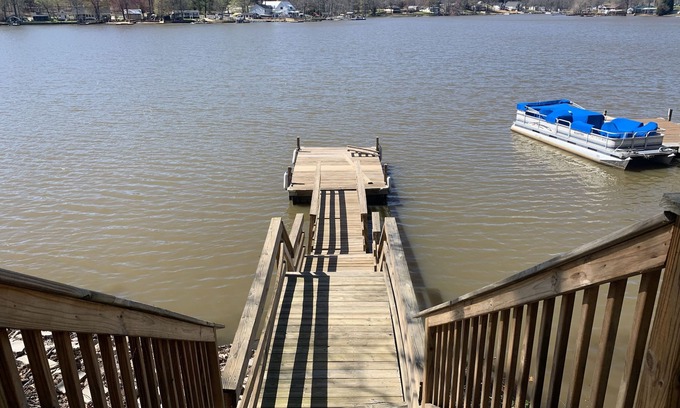 Southmont House | Lake front house with private boat dock and breathtaking view of the lake