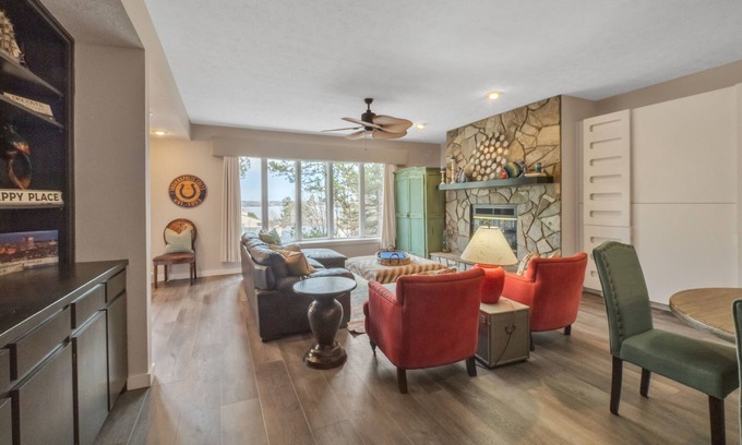 Salem Condo | Lake front Keowee Condo w/Balcony & Resort Amenities! (20 min to Clemson) by RedAwning