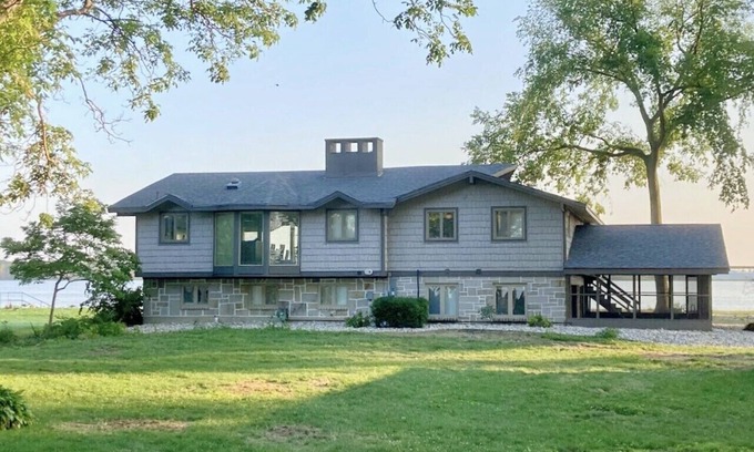 Sandusky House | Lake home minutes from Cedar Point!