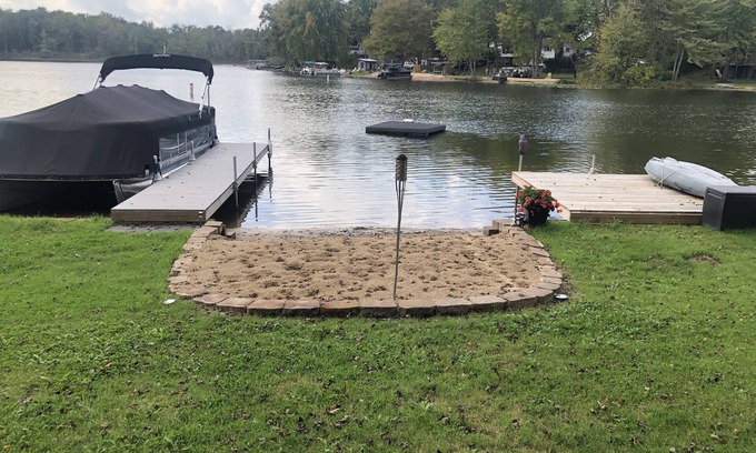 Bloomingdale Cottage | Lake House on Great Bear Lake with Pontoon available, all sports lake