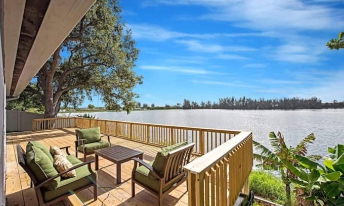 Davie House | Lake house unit 1 by PMI