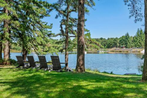 Long Pond House | Lake It Right by AvantStay Lakefront w Dock Hot Tub Fire Pit Game Room