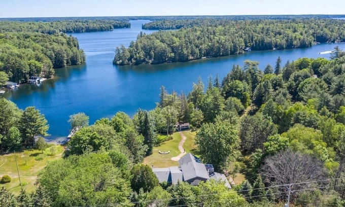 Seguin Cottage | Lake Joseph, Hot Tub, Pickle Ball, Beach, Firepit