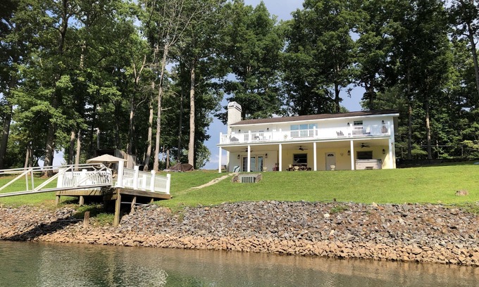 Hiawassee House | Lake Life-Lake Front-Hot Tub