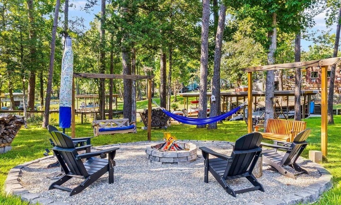 Blanchard House | Lake Livingston Retreat + Sleeps 8 + Gameroom