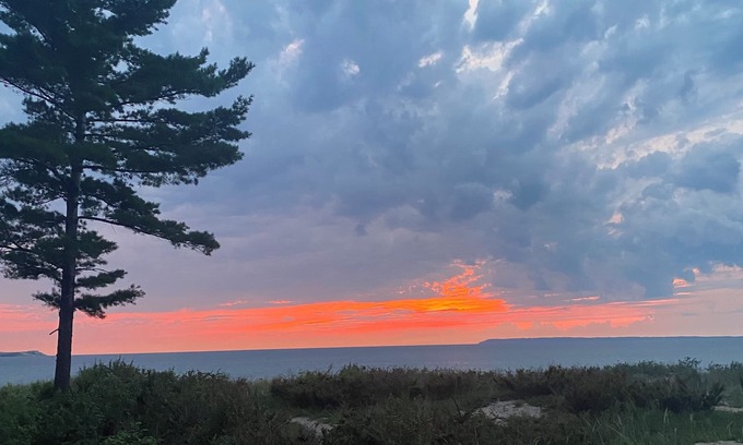 Glen Arbor Condo | Lake Michigan beachfront in glen arbor. 2-bed/2-bath. beach fire pit and Wi-Fi