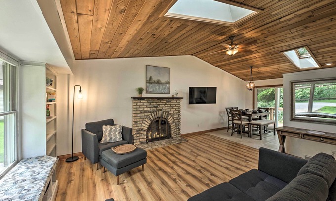 Delafield House | Lake Nagawicka Home - 2 Blocks to Boat Launch