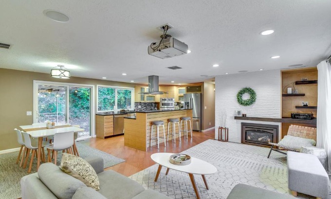 Palisades House | Lake Oswego Home with Covered Patio Near Portland!