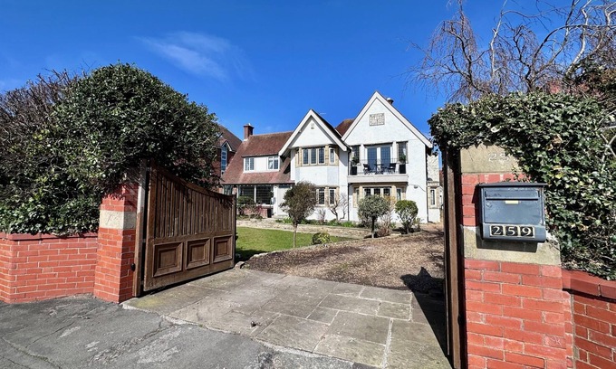 Lytham St. Anne's House | Lake & Sea view 20 metres away from beautiful promenade walk