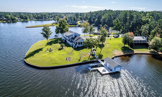 Milledgeville House | Lake Sinclair Waterfront – Peaceful 270° Peninsula