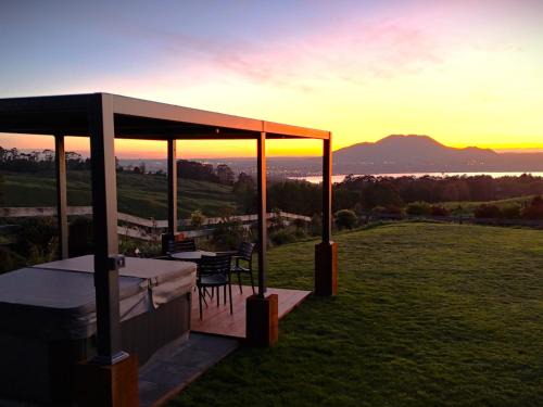 Acacia Bay House | Lake Taupō Luxury Home plus Hideaway Apartment