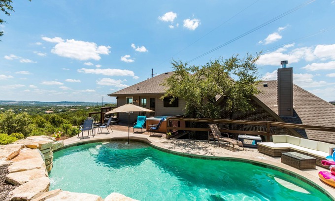 Travis Landing House | Lake Travis Acreage with Hilltop Views