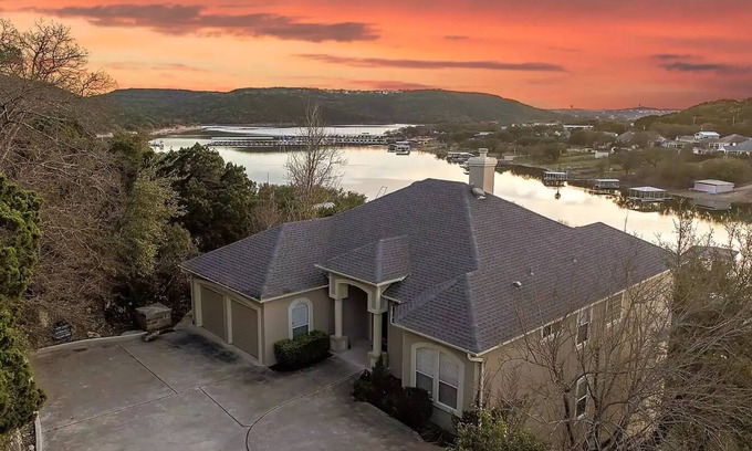 Leander House | Lake Travis home with beautiful sunsets