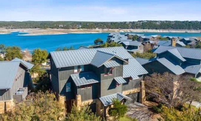 Spicewood Villa | Lake Travis Retreat | 5BR | BBQ | Pickleball