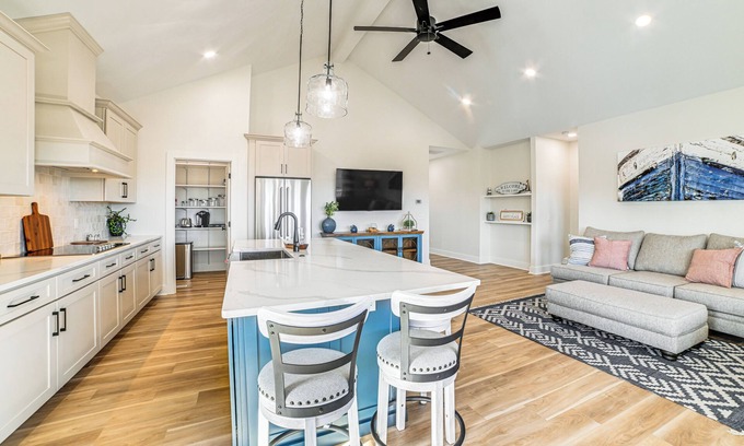 Grand Rivers House | Lake View + Deck: Group Getaway in Grand Rivers!