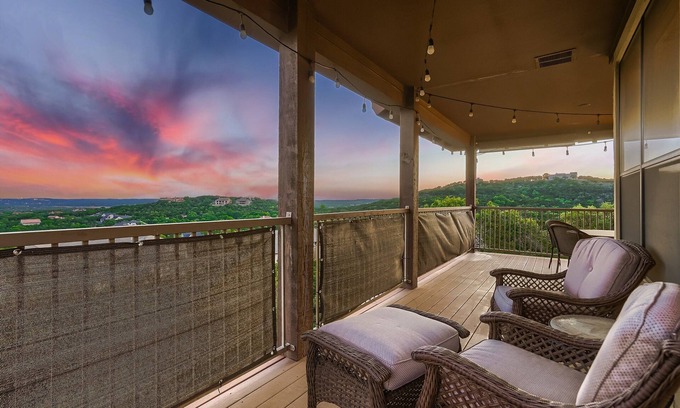Jonestown House | Lake View @ Hollows Resort: Pools, Pets, Balconies
