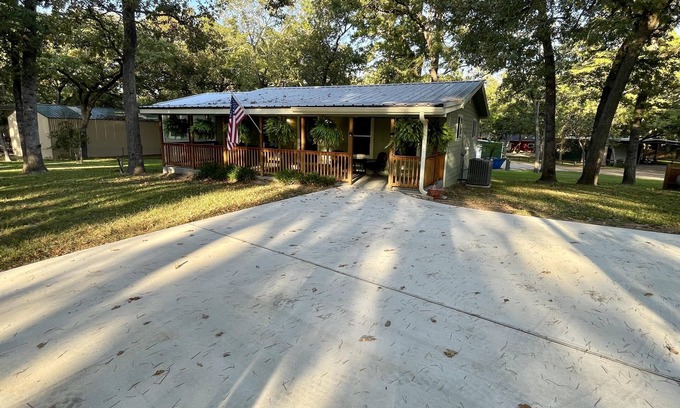 Crockett House | Lake View home with 3 king bedrooms