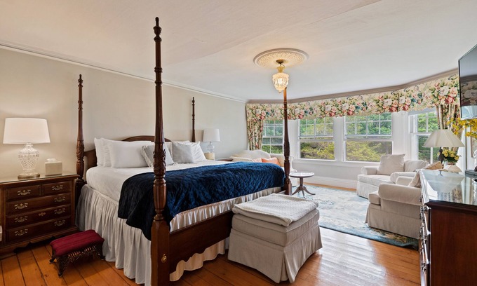 Phippsburg Bed & Breakfast | Lake View Suite with wall of windows w south exposure, Large King, Ensuite Bath