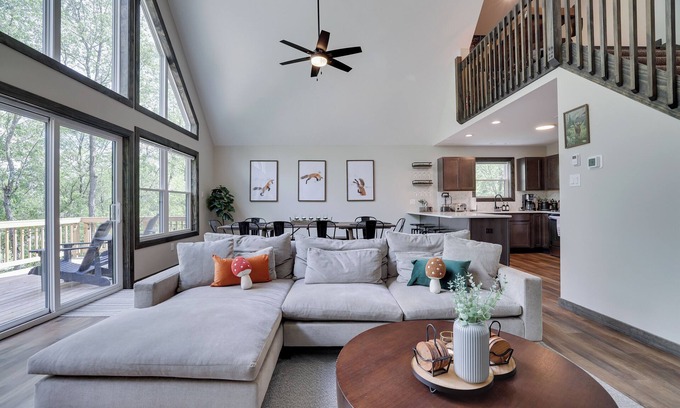 Albrightsville Ski Chalet | Lake Views-Steps to Beach- Hot Tub-Luxury Cabin-Fox Hollow