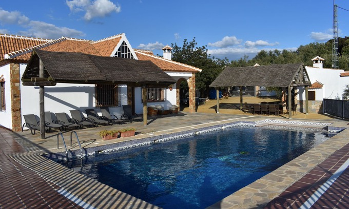 Iznajar Villa | Lake Villa House is a Very Beautiful Villa in Front of the Lake of Iznájar
