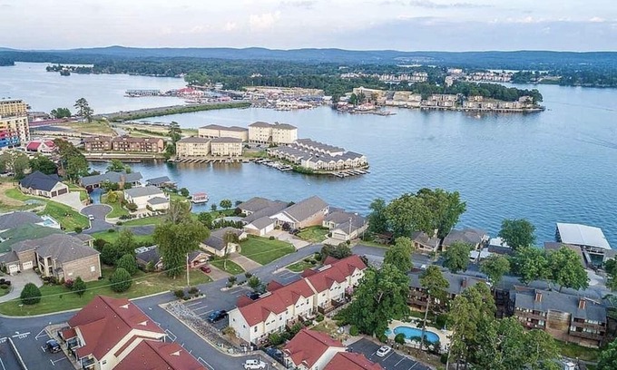 Mid America House | LAKEFRONT 2 Story Townhome. Sleeps 6!Pool🏊 Boat ⛵️Oaklawn🏇Fish 🎣 Bike🚴🏻♂️