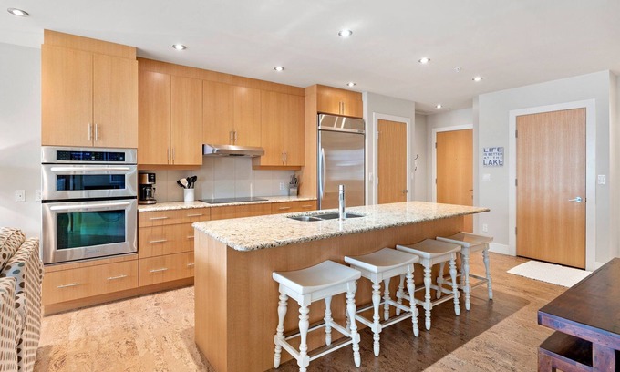 Sicamous Condo | Lakefront 3 bedroom condo with large balcony, pool, gym and boat slip