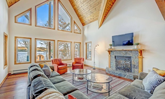 Algonquin Highlands Ski Chalet | Lakefront, 4000sq/f, Gym, Beach, Hot Tub, Sauna