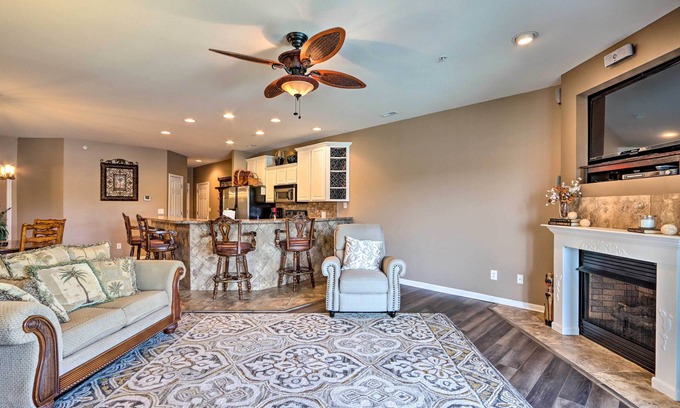 Camdenton Condo | Lakefront Balcony + Pool Access: Camdenton Condo