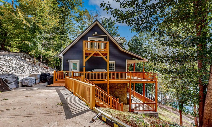 Big Creek Cabin | Lakefront cabin with two-level dock, sun deck and internet