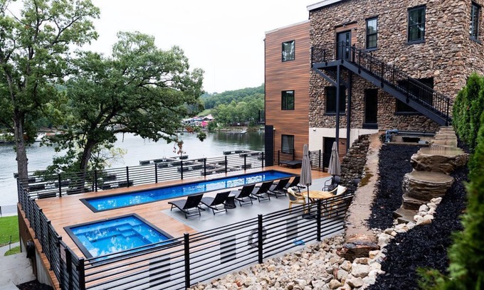 Osage Beach Condo | LAKEFRONT/Center of Osage Beach/pool - 1 Bedroom Loft located above 1932 Reserve