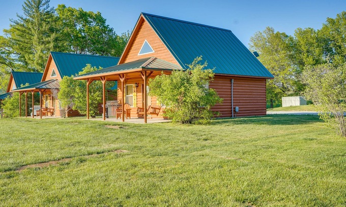 Columbia Cabin | Lakefront Columbia Cabin w/Porch & Shared Dock