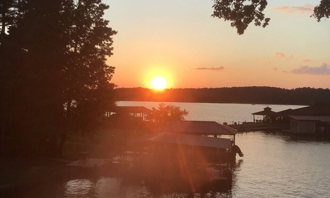 Hot Springs Apartment | Lakefront Condo w/Pool, Boat Slip, & Balcony
