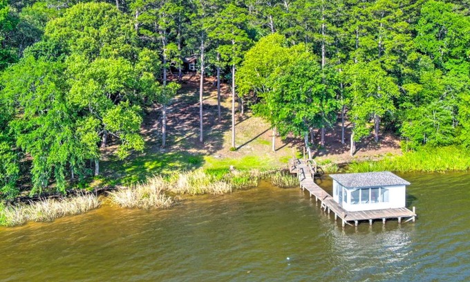 Grapeland House | Lakefront Crockett Cabin with Boathouse and Kayaks!