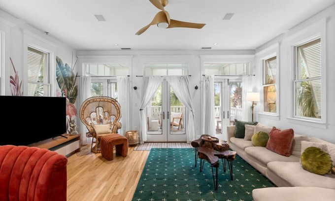 Sunnyside Apartment | Lakefront Downtown Carillon Beach with 4 POOLS!