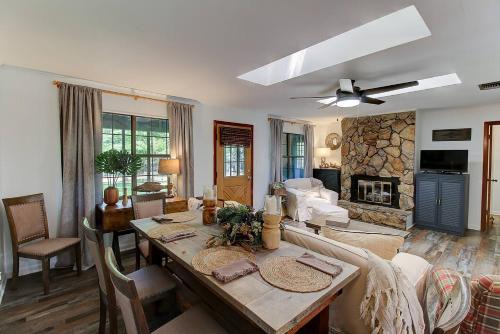 Shreveport House | Lakefront Emerald Point-fenced-boats