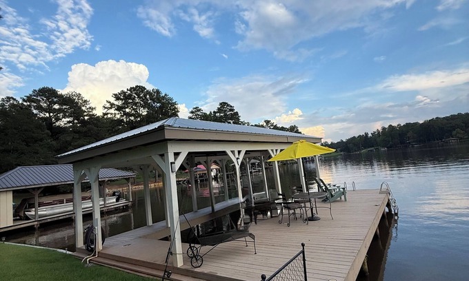 Eatonton House | LAKEFRONT FAMILY-PET FRIENDLY, PEACEFUL, PRIVATE DOCK! FREE S'MORES KIT 4 STAY!