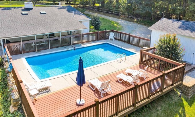 Moneta House | π Lakefront Getaway with π Saltwater Pool, π£ Dock, π Linens Included