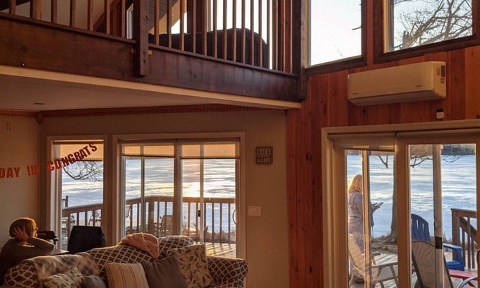 Tobyhanna Ski Chalet | Lakefront, Gorgeous Views Firepit AC Wifi Kayaks Paddle board Kalahari Camelback