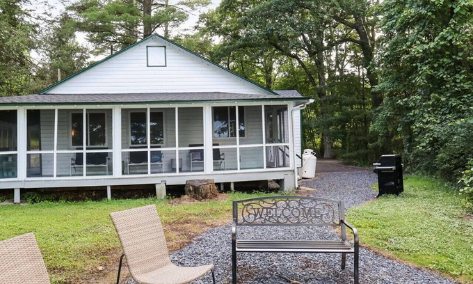 Saylorsburg Apartment | Lakefront Haven Modern Cottage