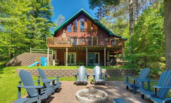 Hazelhurst Cabin | Lakefront Hazelhurst Cabin: Dock & Pool Table