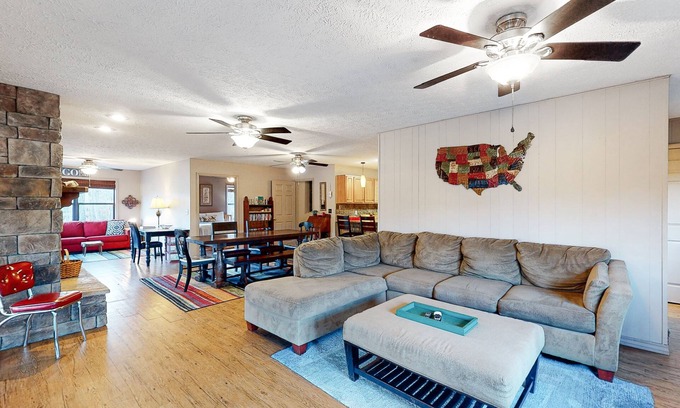 Eureka Springs House | Lakefront home on Beaver Lake with deck, easy shore access, decks & boat access