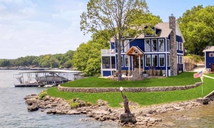 Gravois Mills House | Lakefront Home on the Point