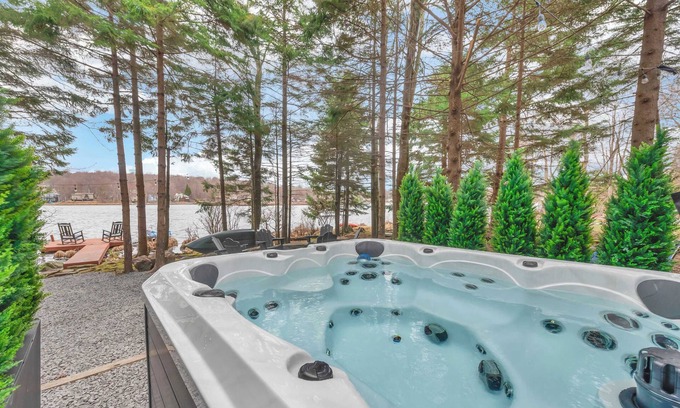 Tobyhanna House | Lakefront | Hot Tub | Kayaks | High End | Peaceful