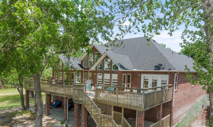 Moodys House | Lakefront house with water access