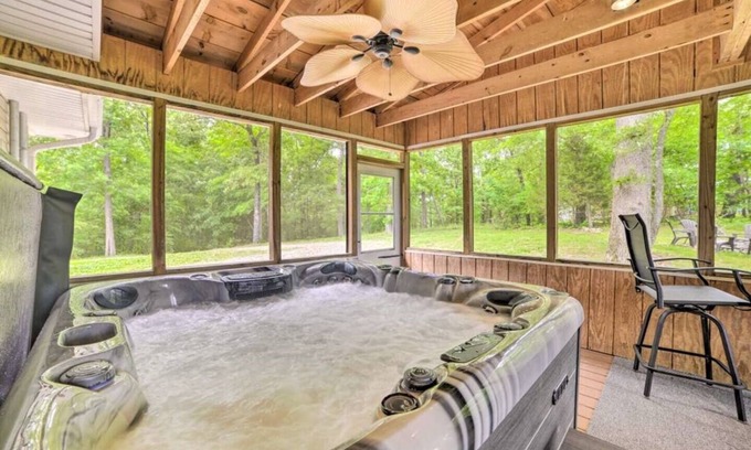 Almo Cottage | Lakefront, Jet ski, or Boat rentals and a hot tub!