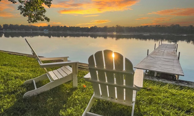 Pierceton Cabin | Lakefront|Kayaks|Paddleboat|Fishing