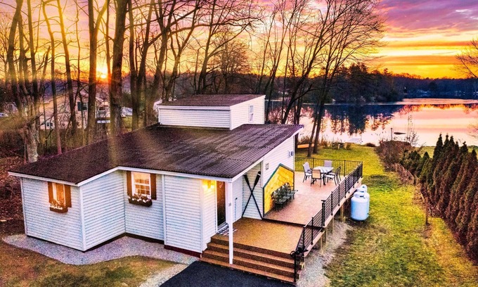 Ashford Cabin | Lakefront - King - PetsOK - W&D - Fire Pit - Kayak