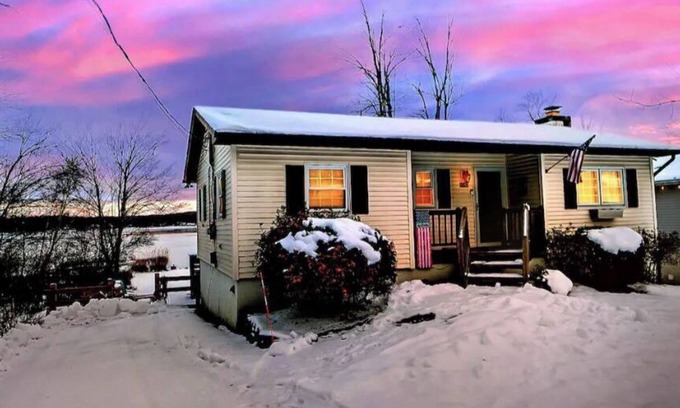 Pocono Lake Ski Chalet | LAKEFRONT - Lake Escape - Arrowhead Lake Community