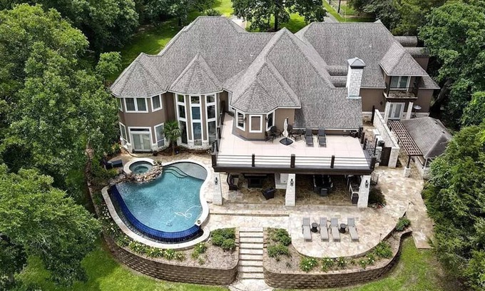 Athens House | Lakefront Lodge | Pool, Theater & Autumn Views