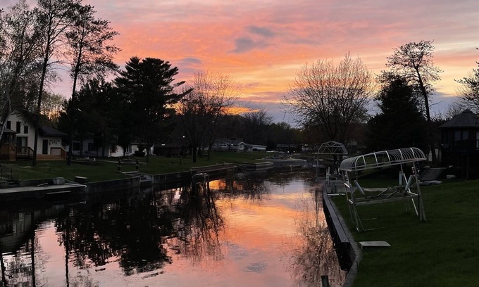 Mauston House | Lakefront Lodge w/Hot Tub | Castle Rock